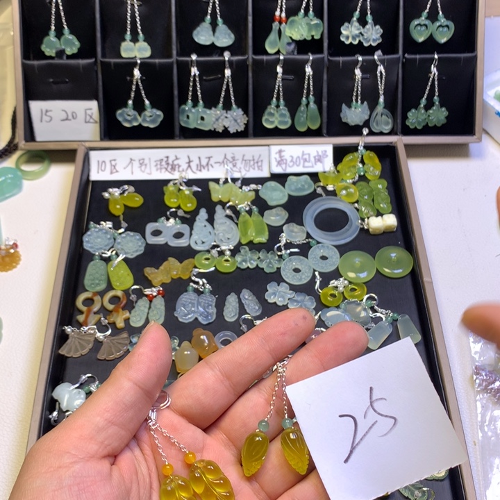 花***花蛇纹石玉合金耳钉