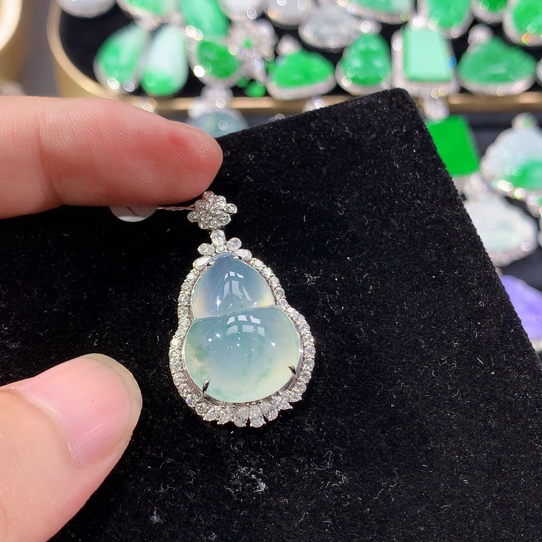 翡翠18K金镶嵌颈饰