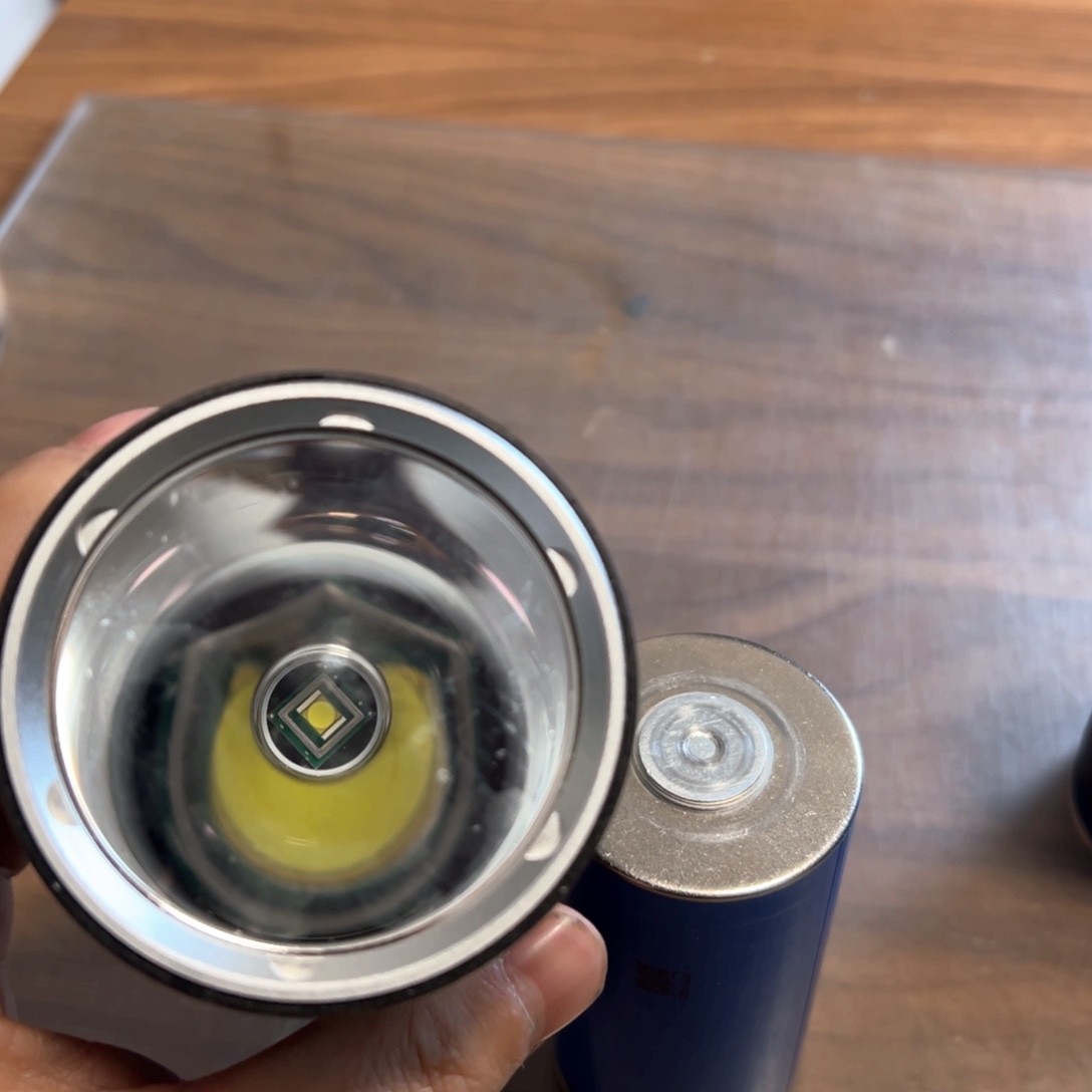 46950强光照射手电筒