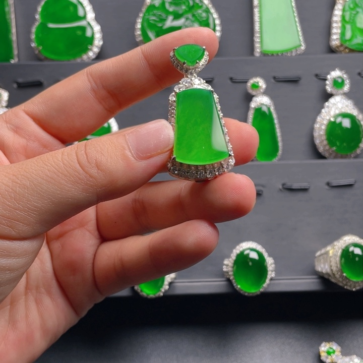 翡翠颈饰未镶嵌翡翠吊坠