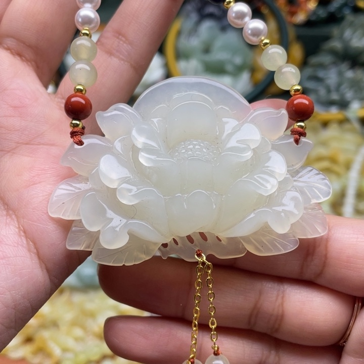 蛇纹石玉吊坠合金