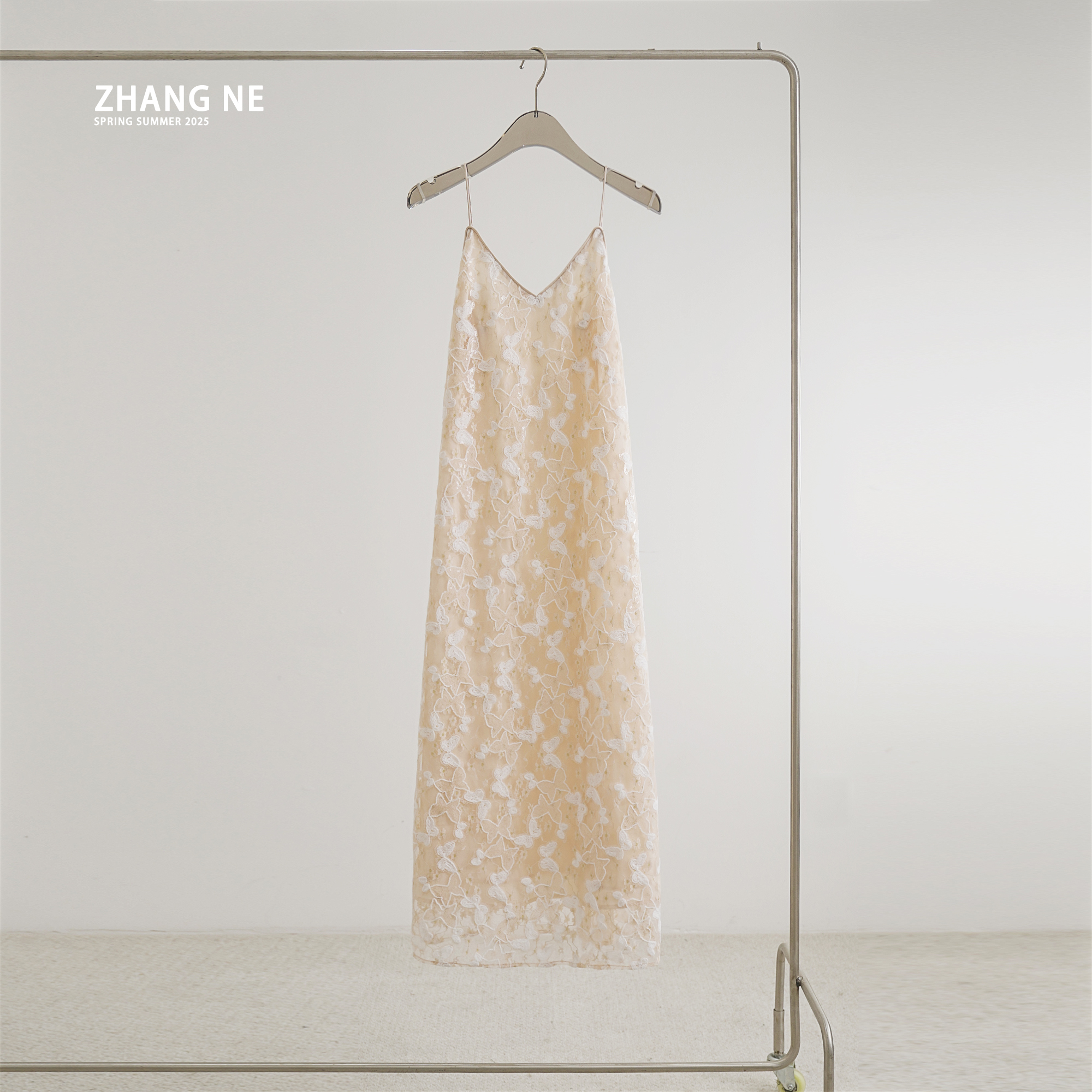 【ZHANG NE】夏季新款时尚珠片丝绒绣花吊带连衣裙-25052060098