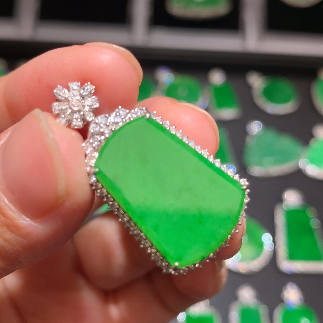 翡翠颈饰18K金镶嵌翡翠