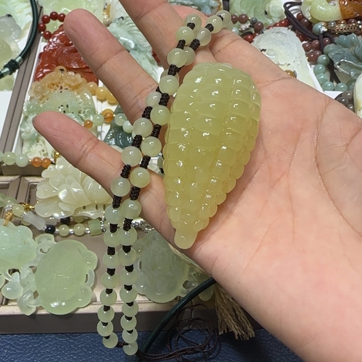 蛇纹石玉吊坠未镶嵌