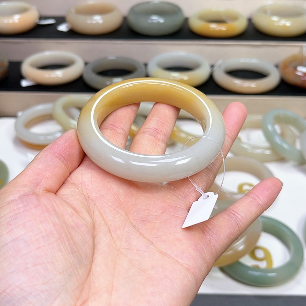 【闪购商品】石英质玉手镯未镶嵌花*