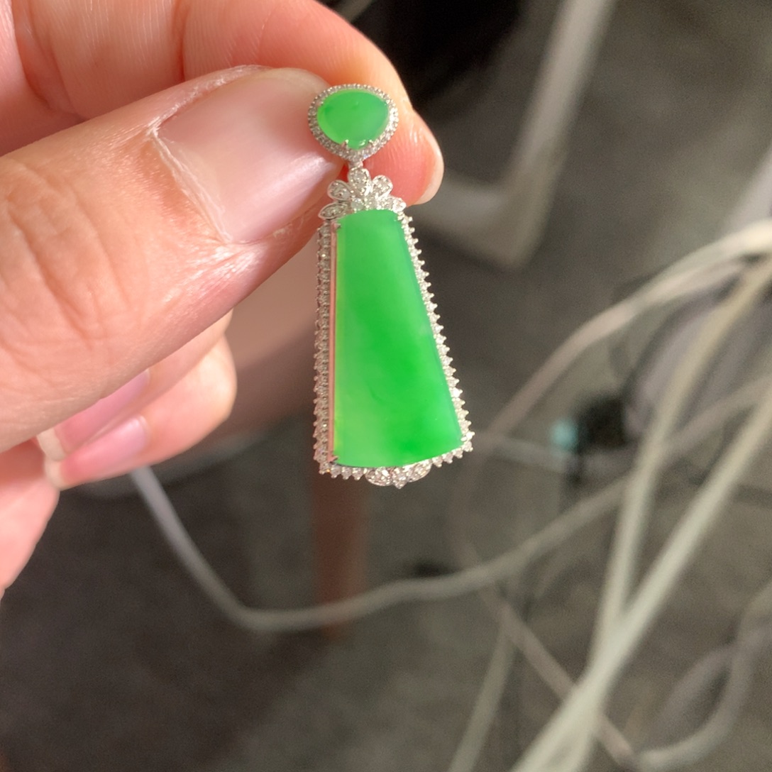 柠***达翡翠18K金镶嵌颈饰翡翠