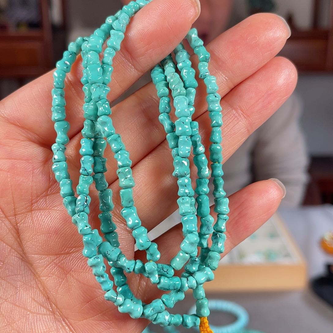 绿松石颈饰未镶嵌人**年