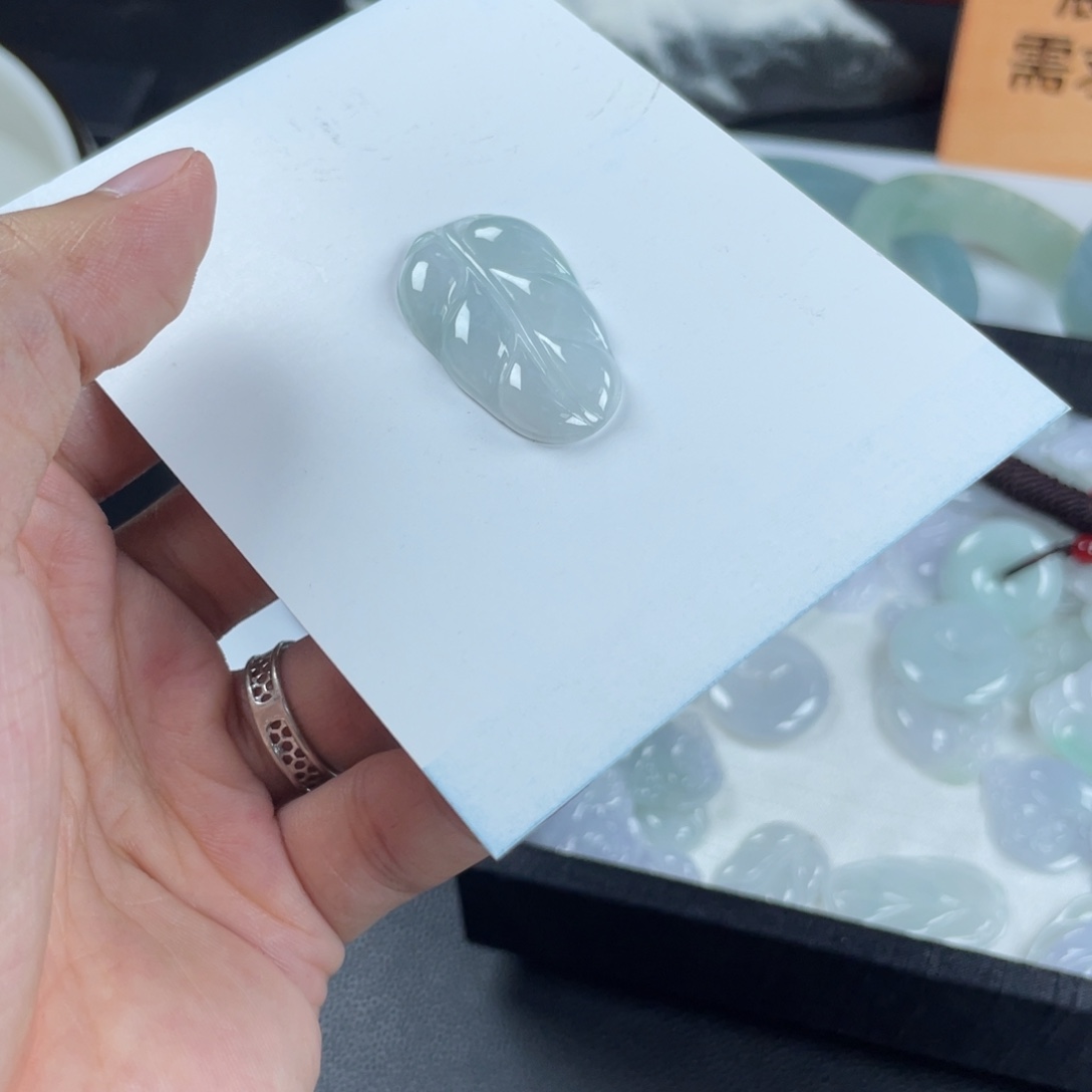 皓***辰颈饰未镶嵌翡翠叶子