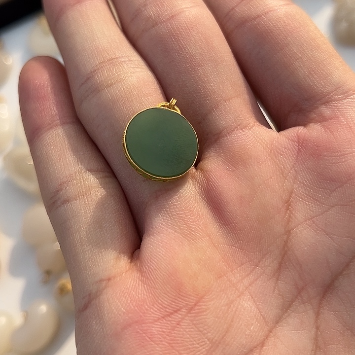 香***师和田玉18K金镶嵌颈饰果阳绿无事牌