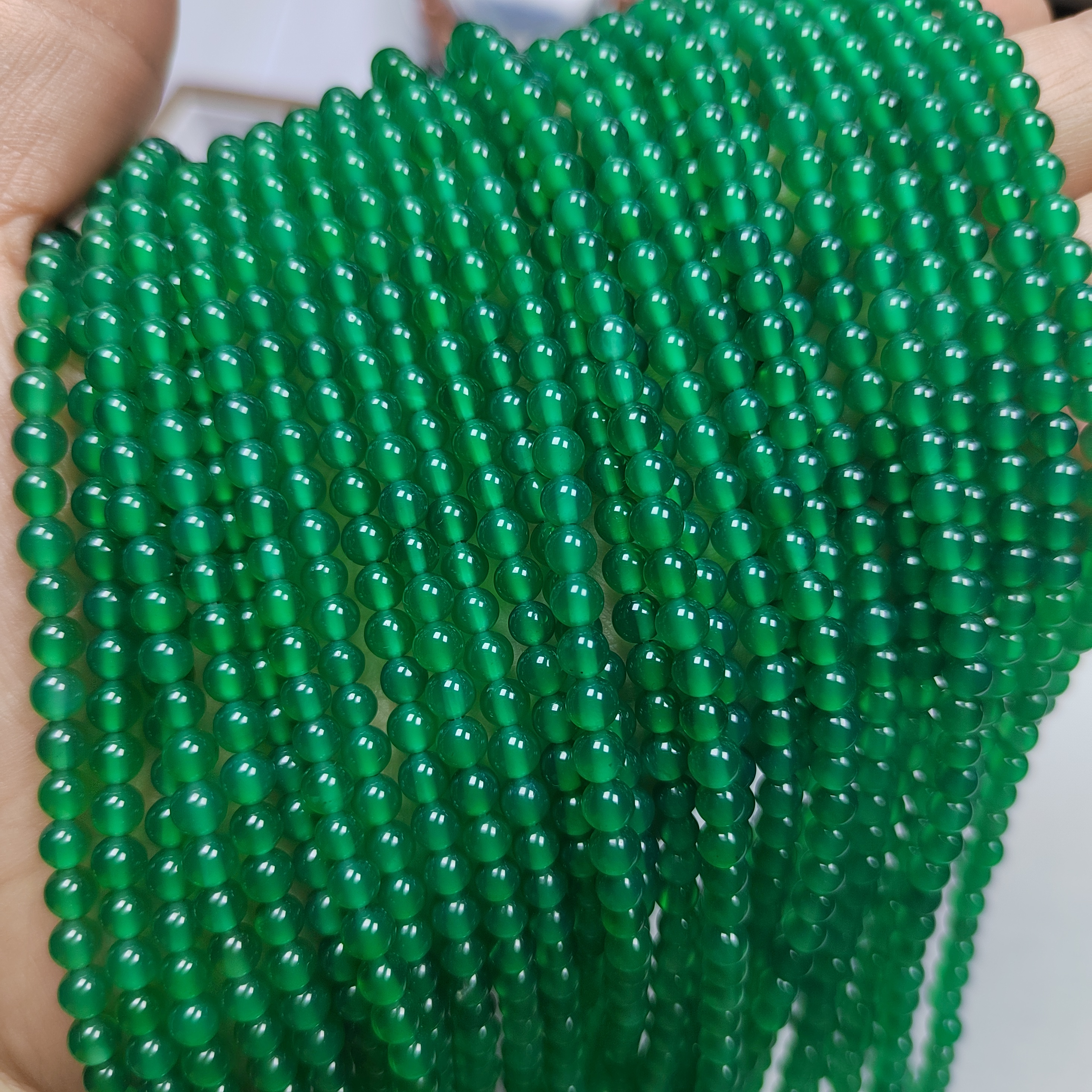 天然高透绿玛瑙小米珠4m长串（一条）
