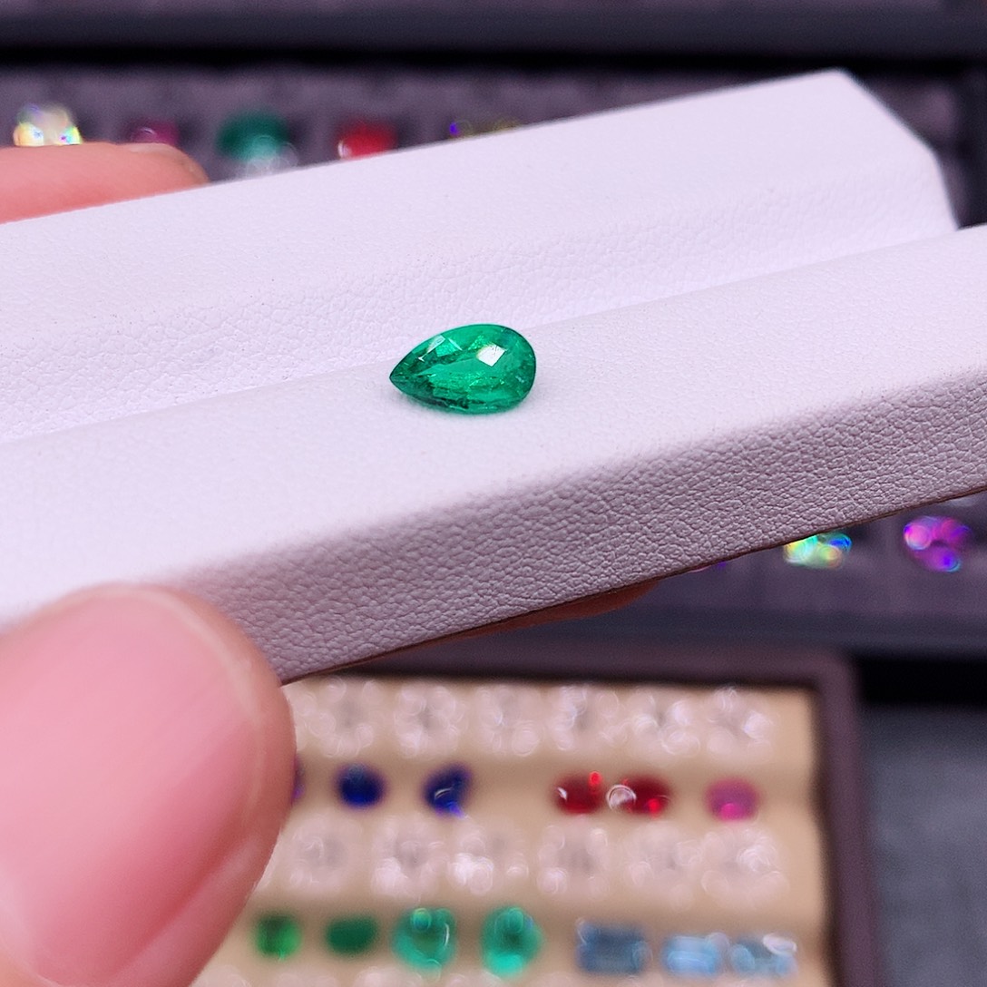 祖母绿裸石未镶嵌