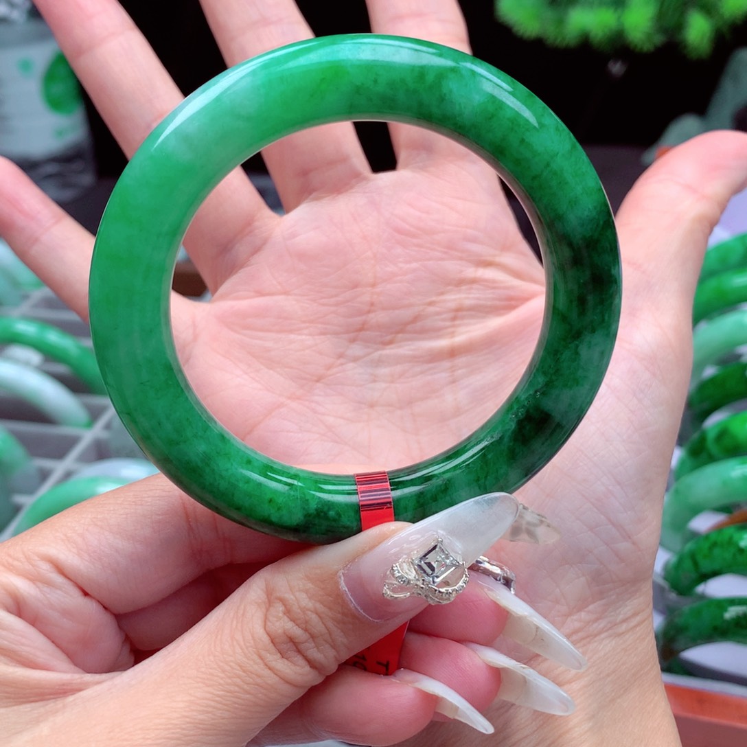 翡翠手镯未镶嵌草****?翡翠