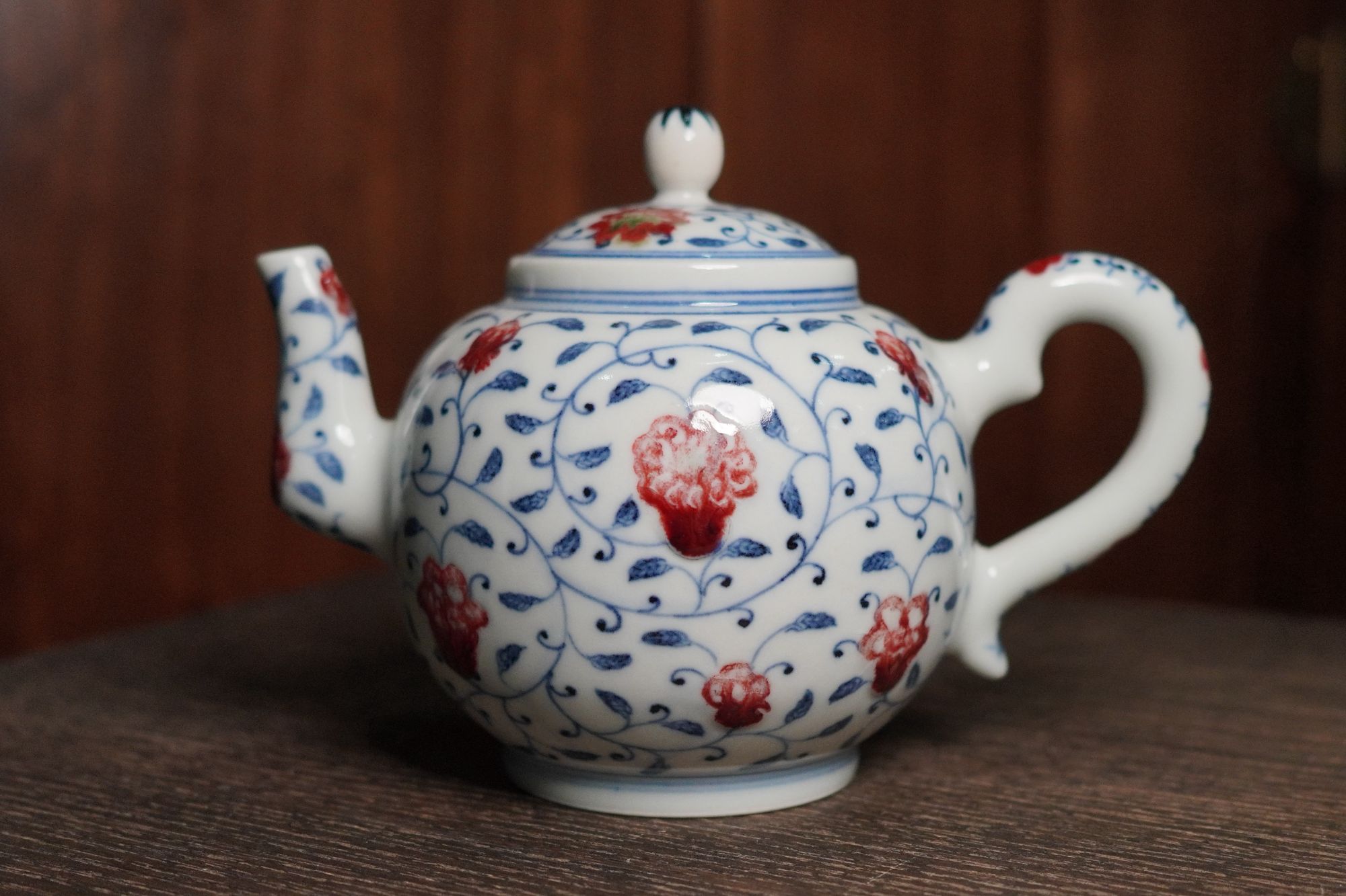 玉脂楼景德窑釉里红缠枝莲小茶壶