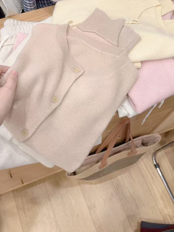 七言家巨好看！新品#奶驼黄扣翻边细羊开衫9