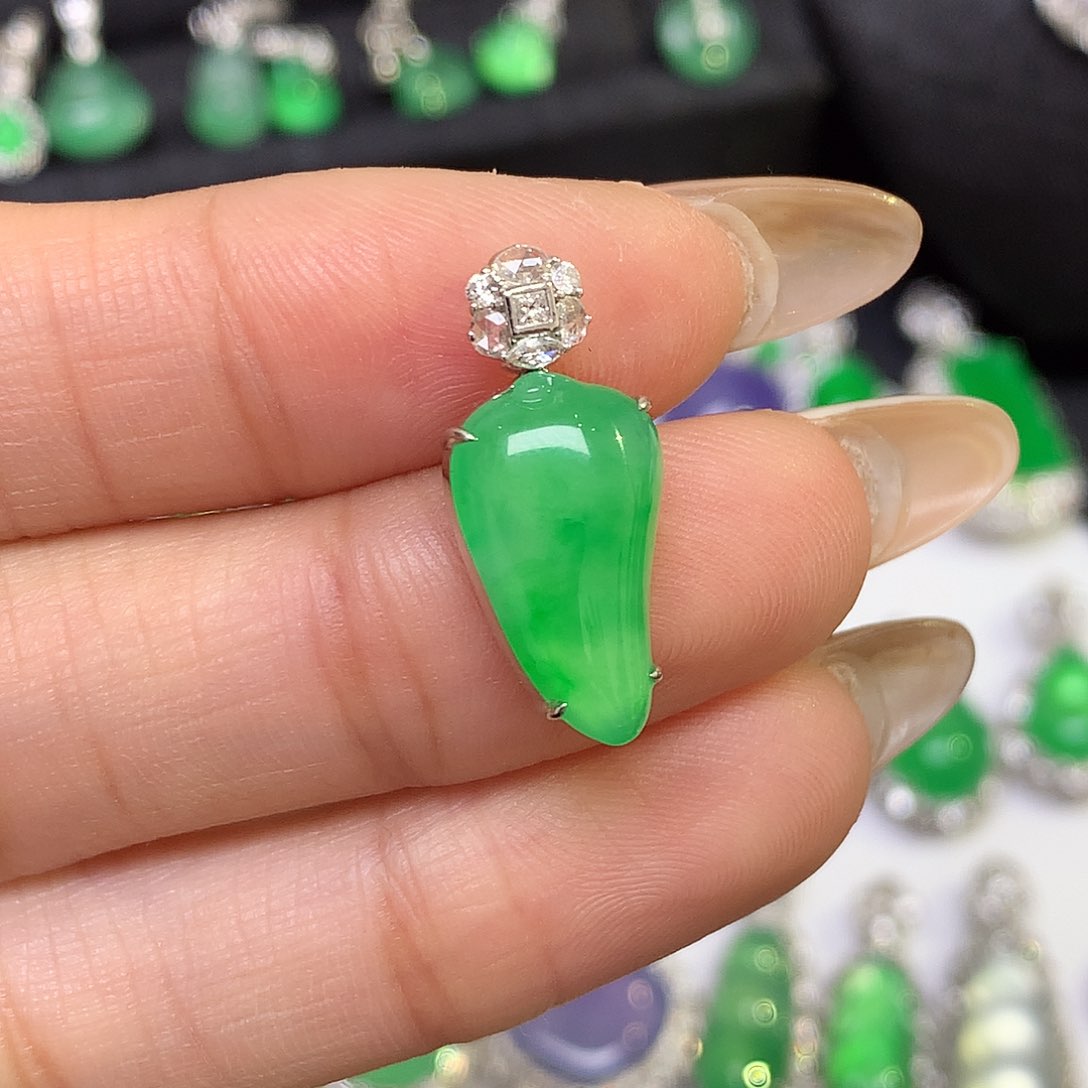 颈饰18K金镶嵌翡翠冰阳绿瓜