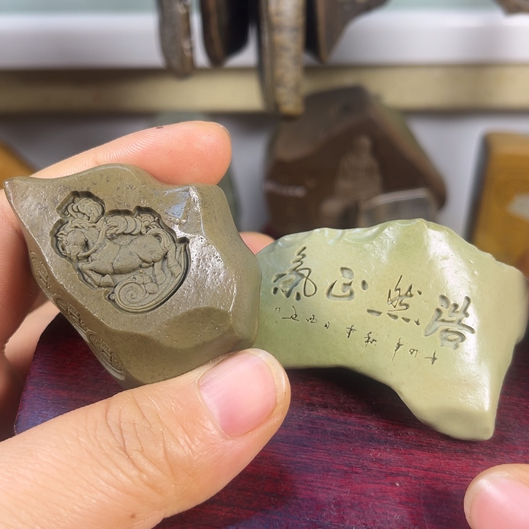 新疆原石雕刻手把件