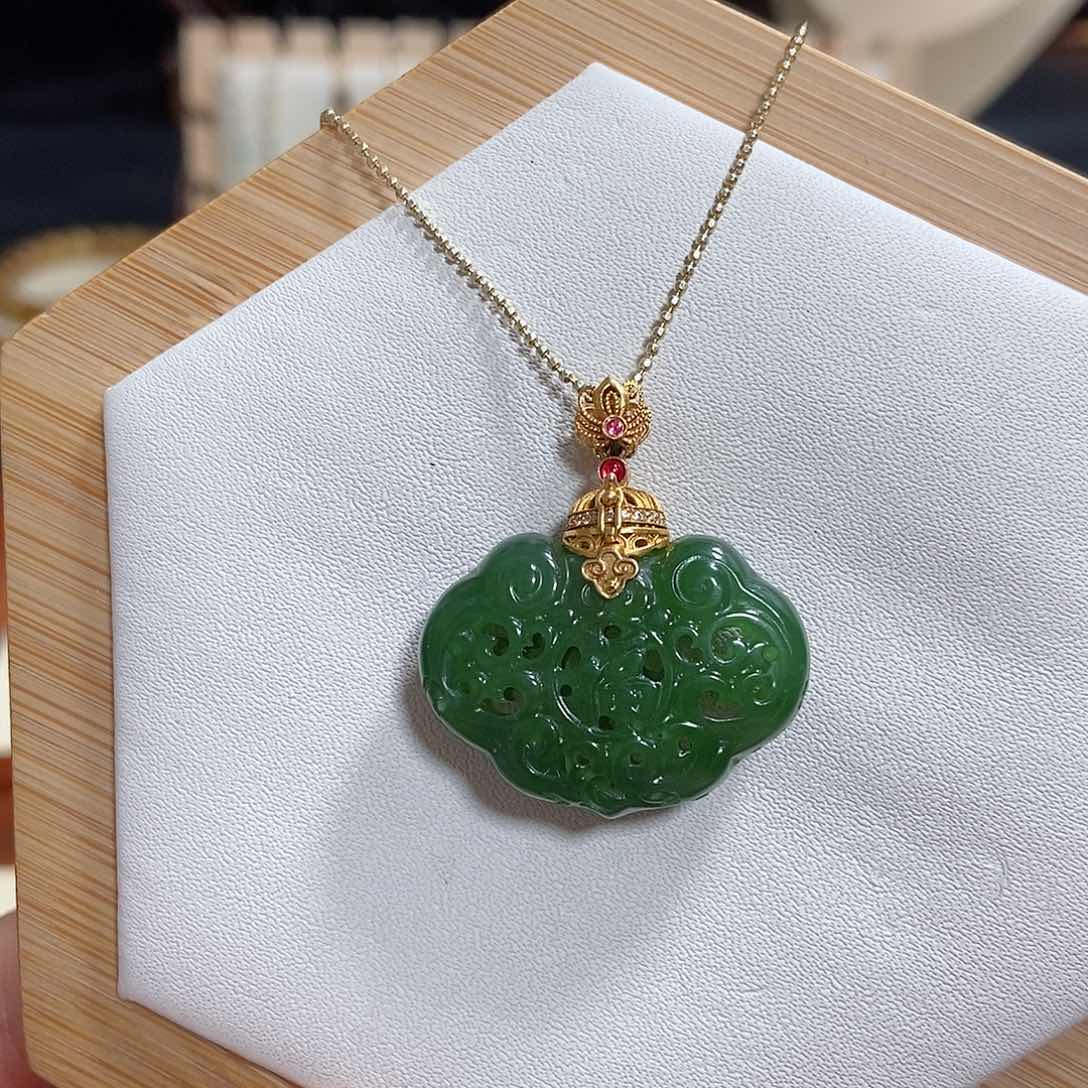 和田玉吊坠(赠链)18K金镶嵌