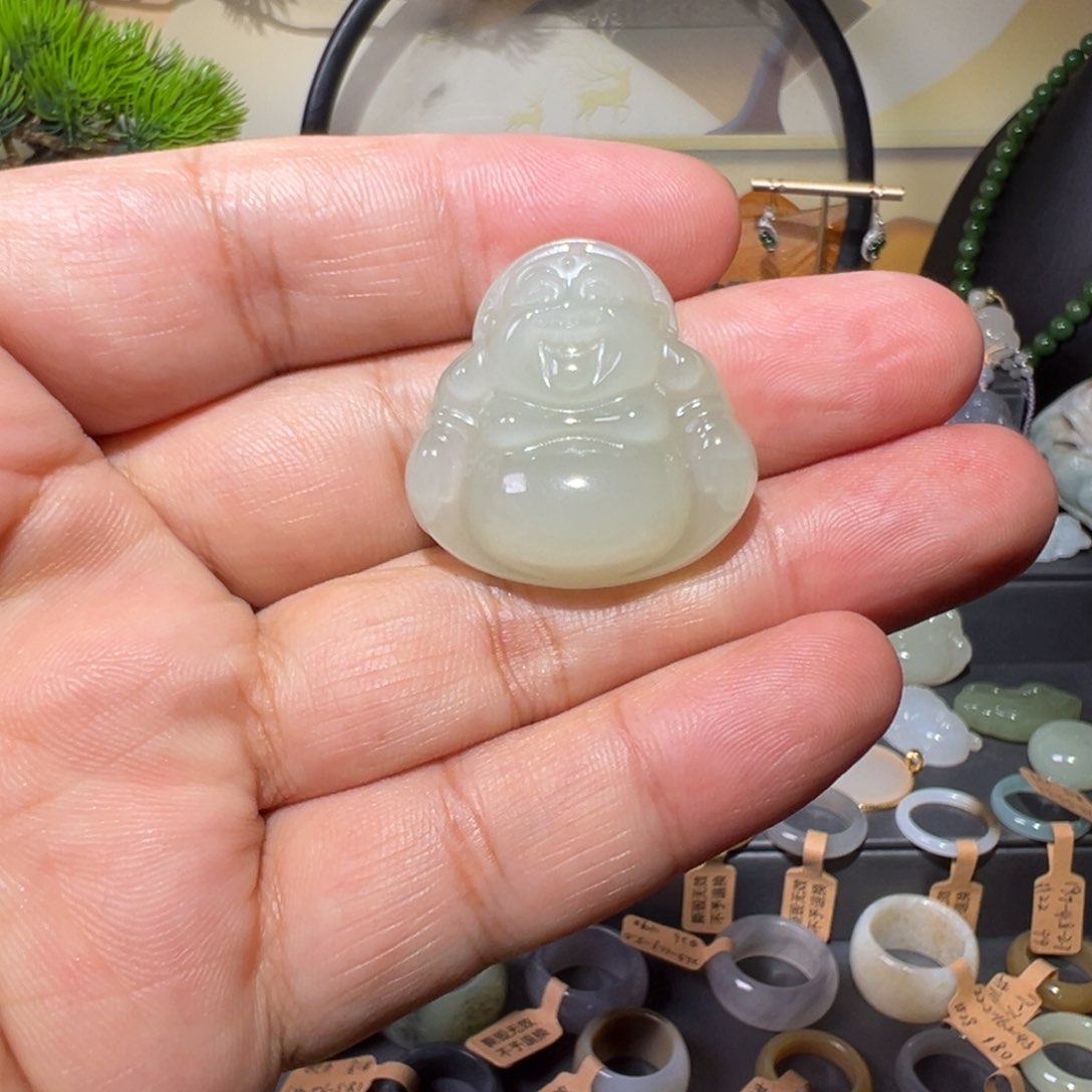 双***女和田玉未镶嵌颈饰