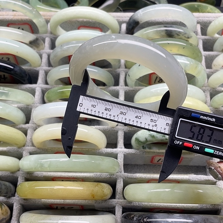 蛇纹石玉未镶嵌手镯188