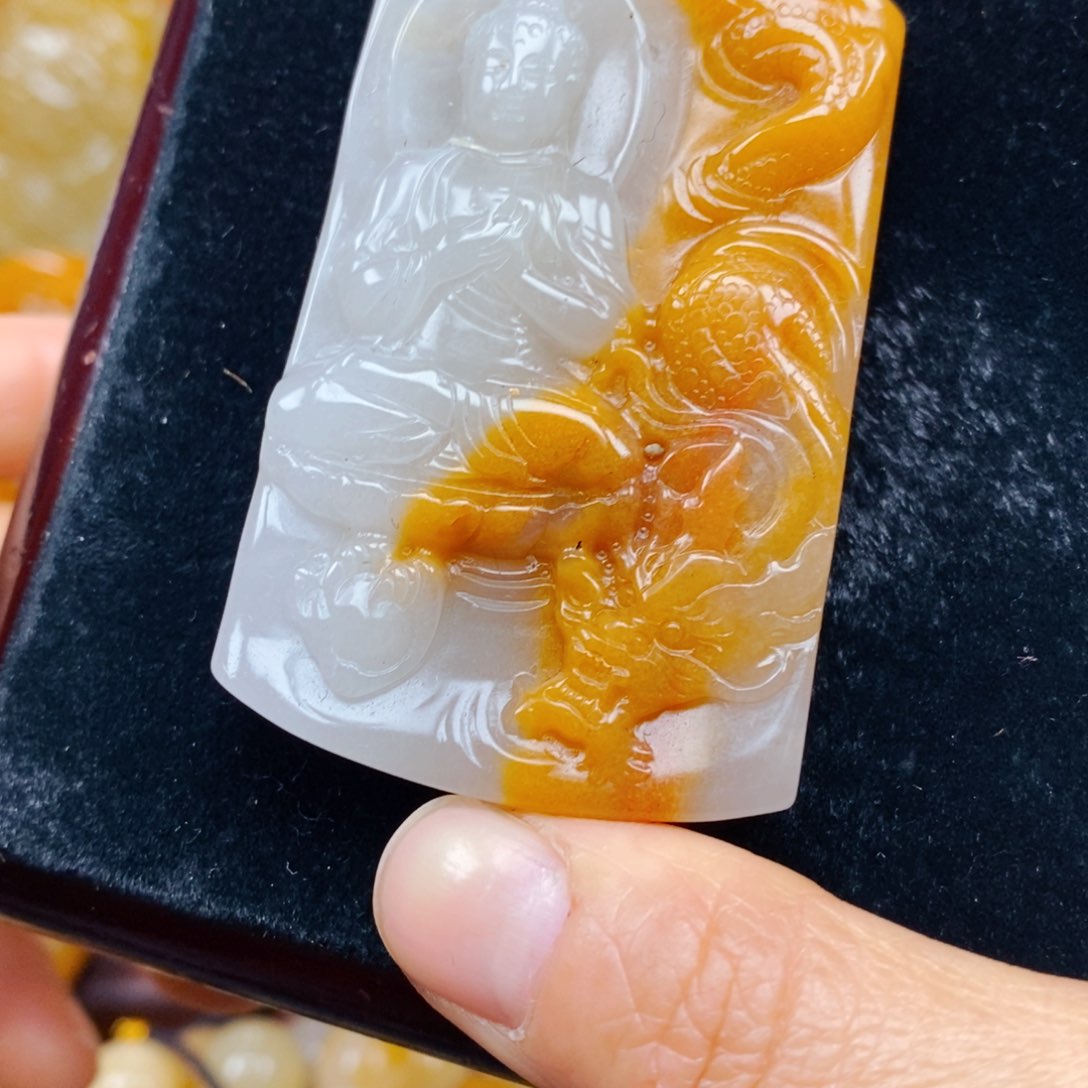 石英质玉（黄龙玉）未镶嵌颈饰