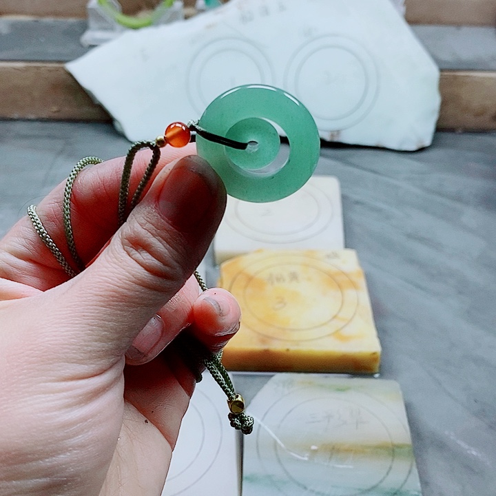 石英质玉未镶嵌颈饰