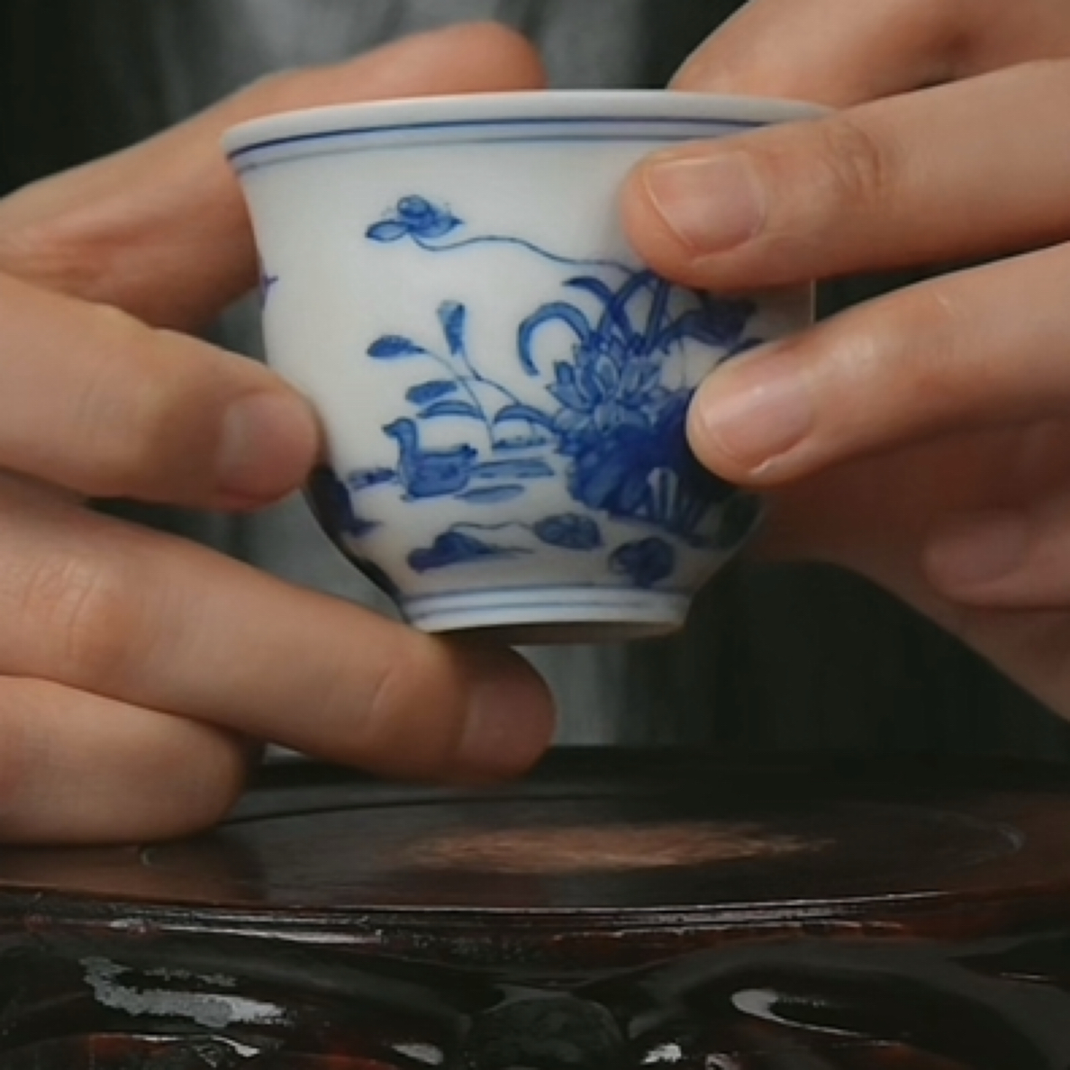 M青花荷花诗题纹杯