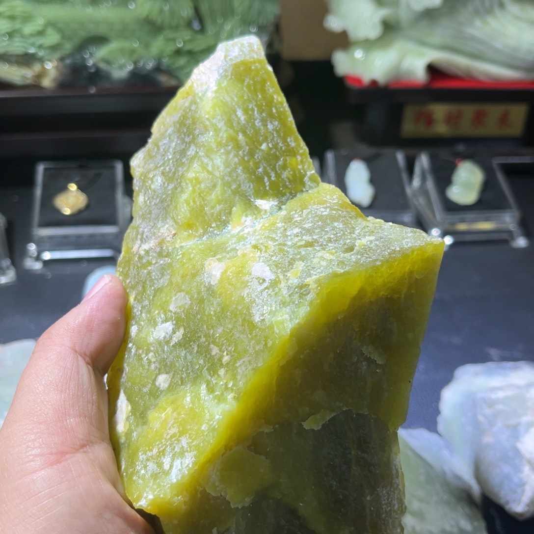 蛇纹石玉未镶嵌颈饰