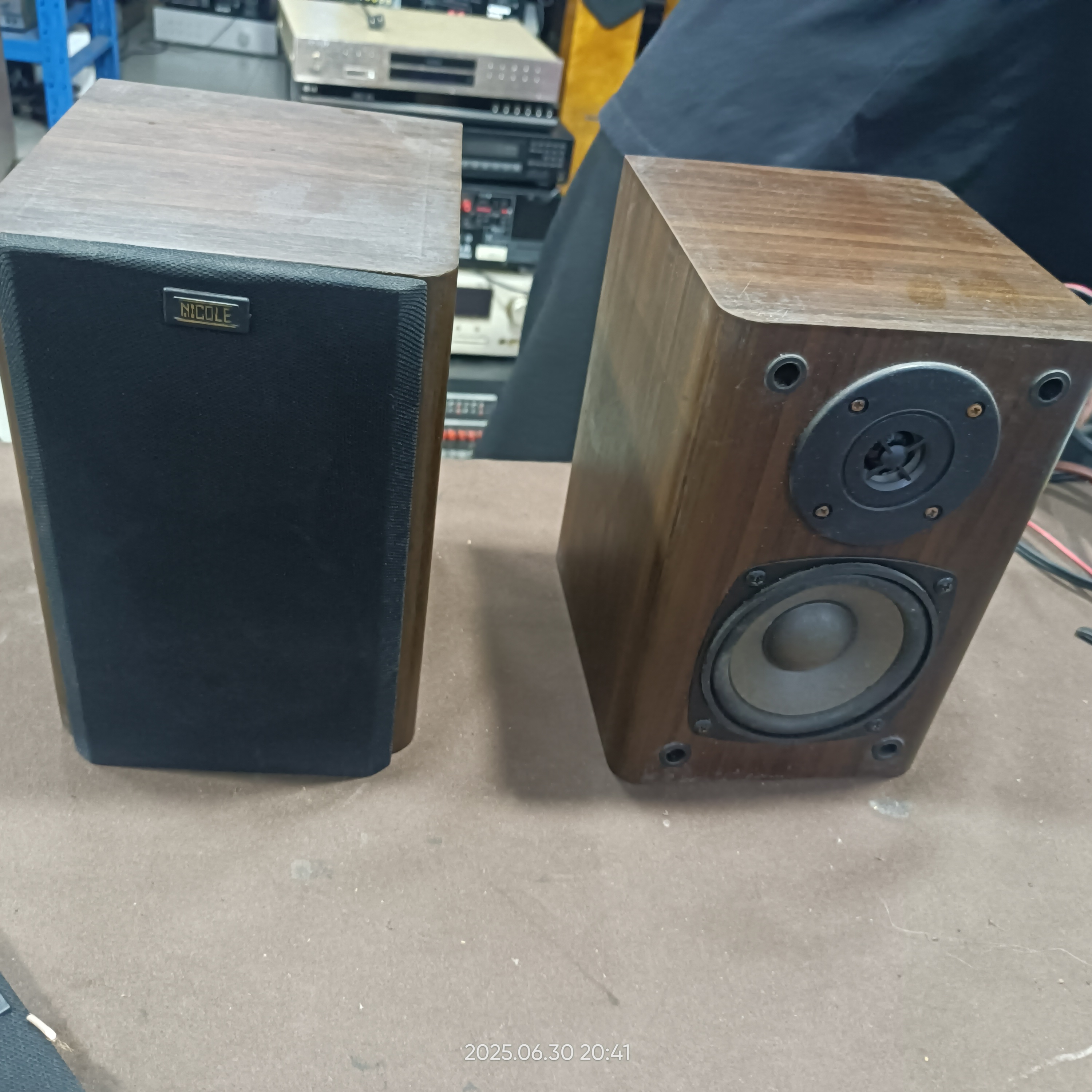 9新  棕色有源音箱