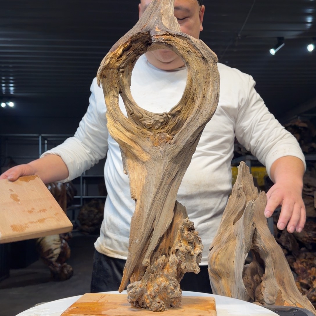 陈***师木王一刀琥珀木摆件B34