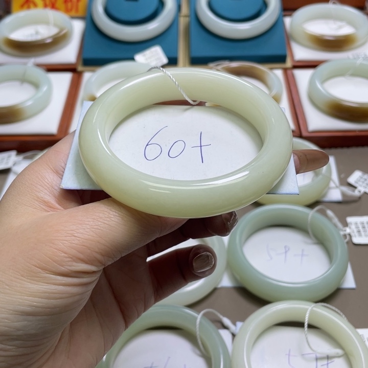 和田玉未镶嵌手镯