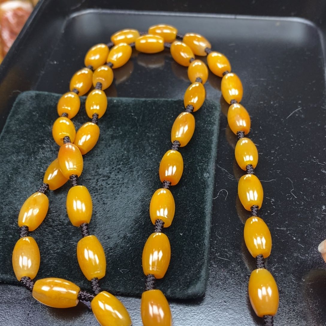 未镶嵌石英质玉（黄龙玉）颈饰