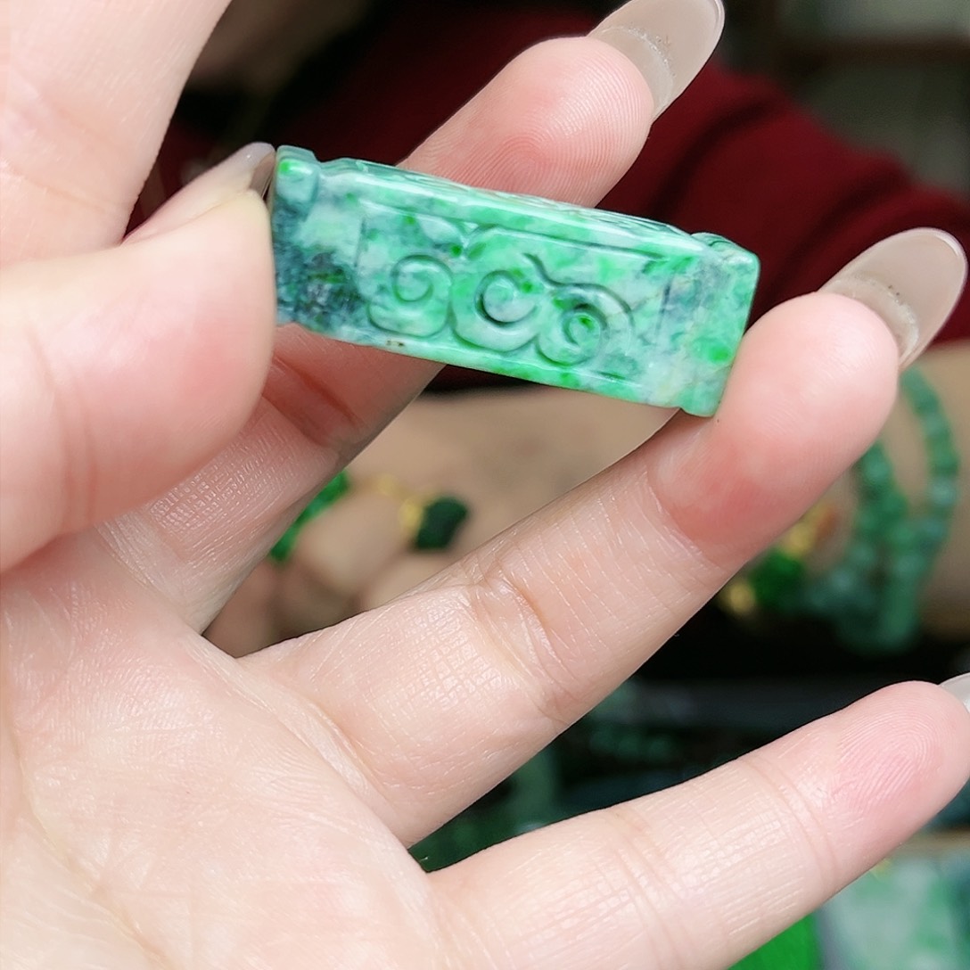 翡翠颈饰未镶嵌吊坠