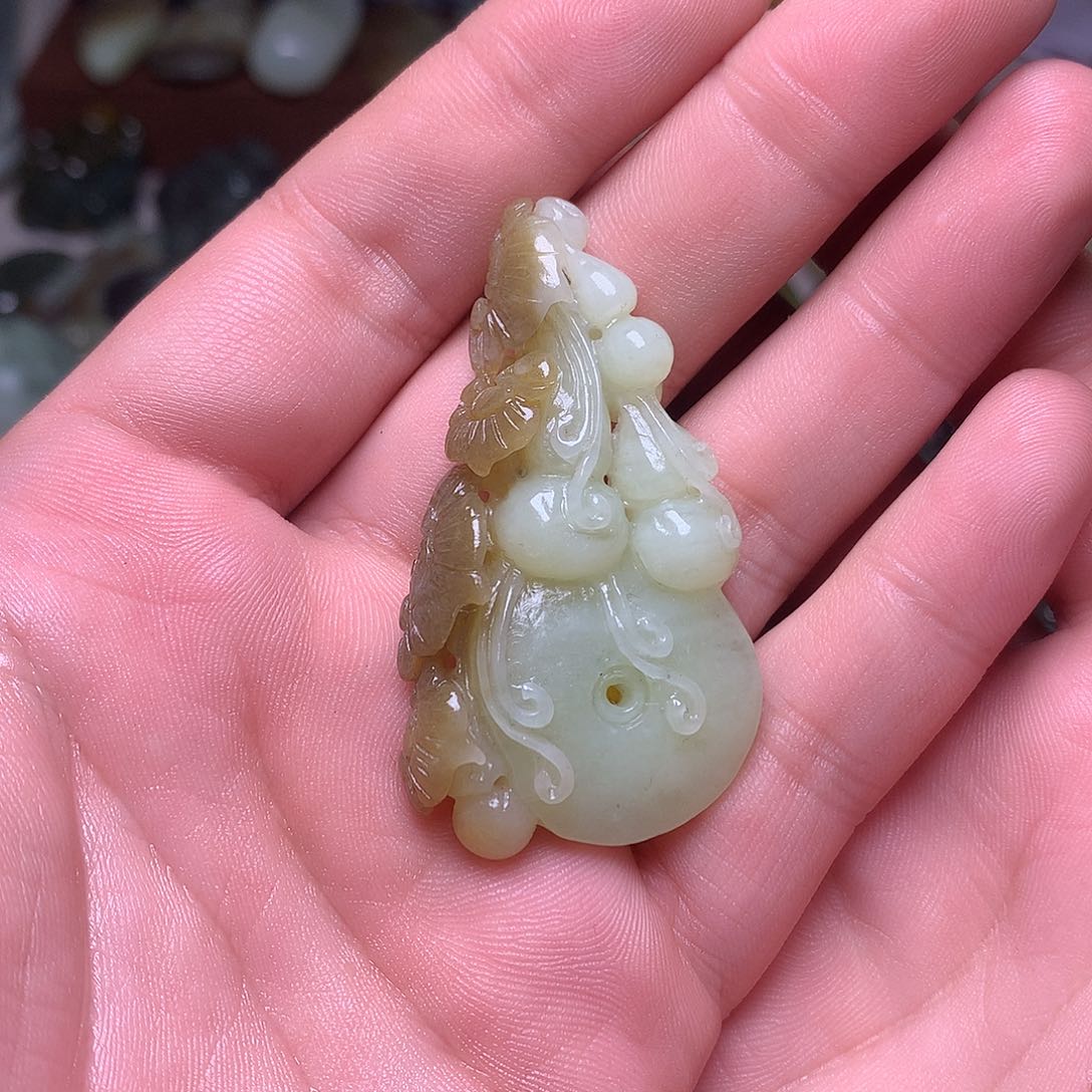 颈饰未镶嵌岫岩老玉（透闪石质玉）