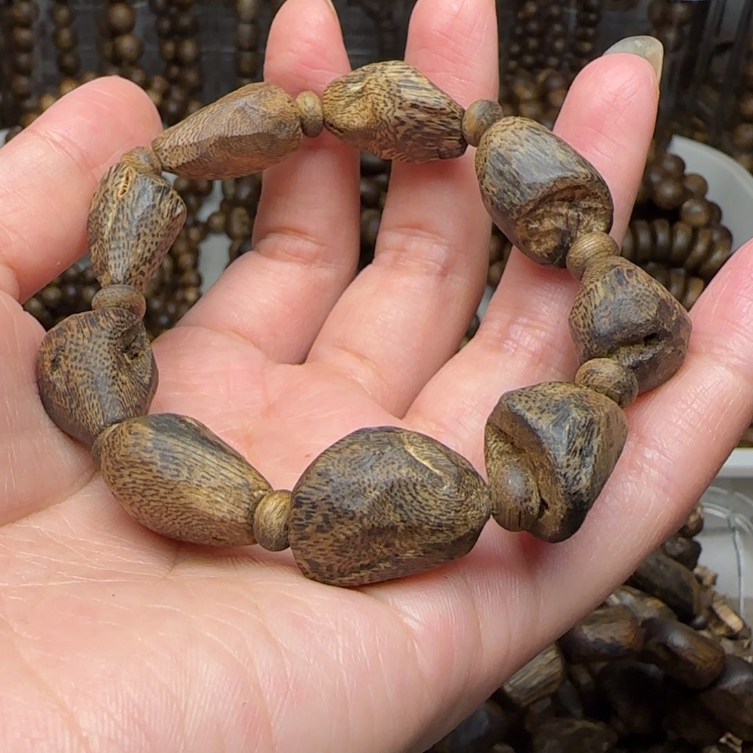 沉香手串༺****༻单圈树丁包头老料绿奇13克