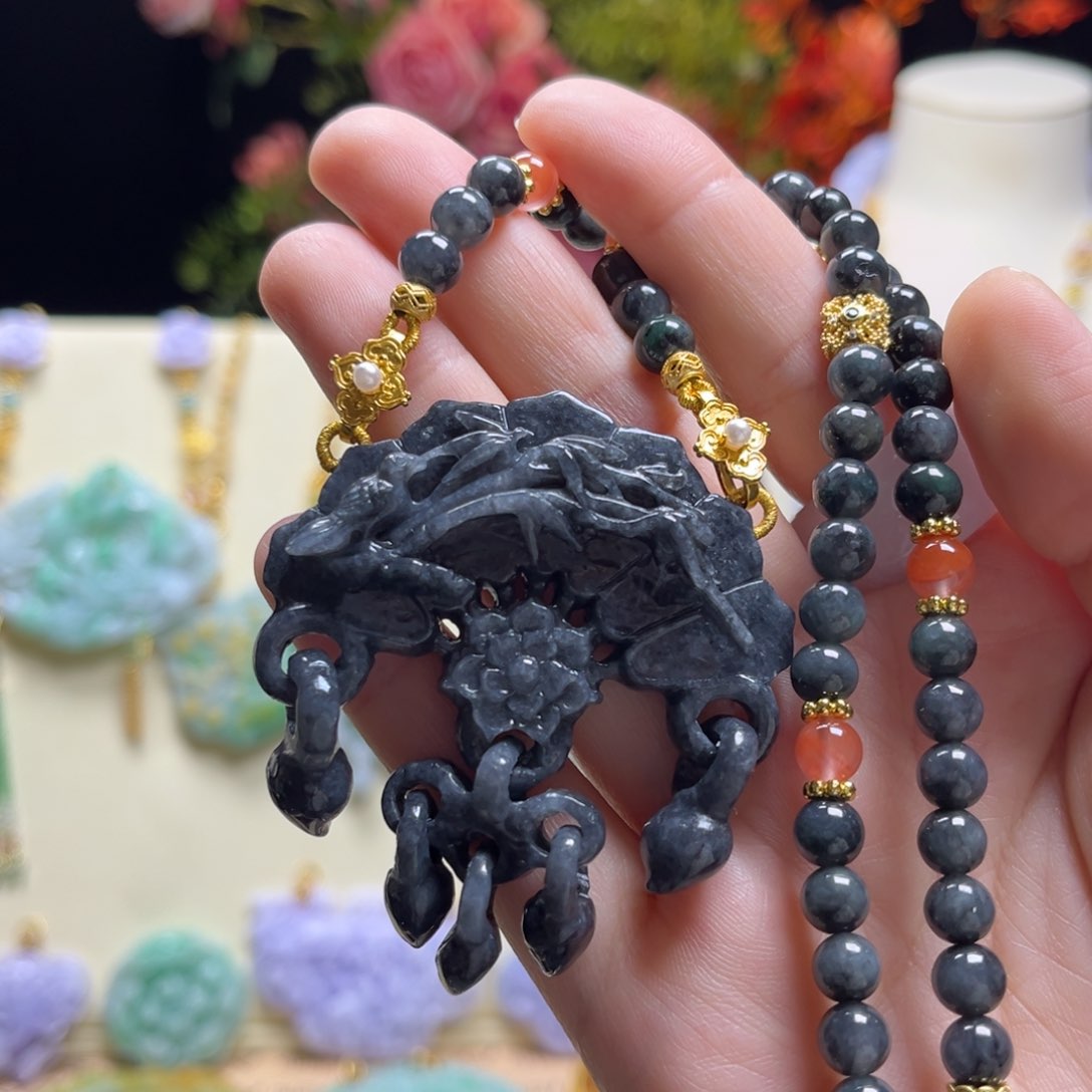 翡翠颈饰未镶嵌扇子