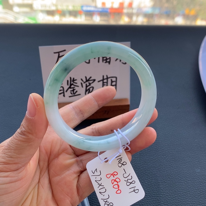 翡翠手镯未镶嵌翡翠手镯