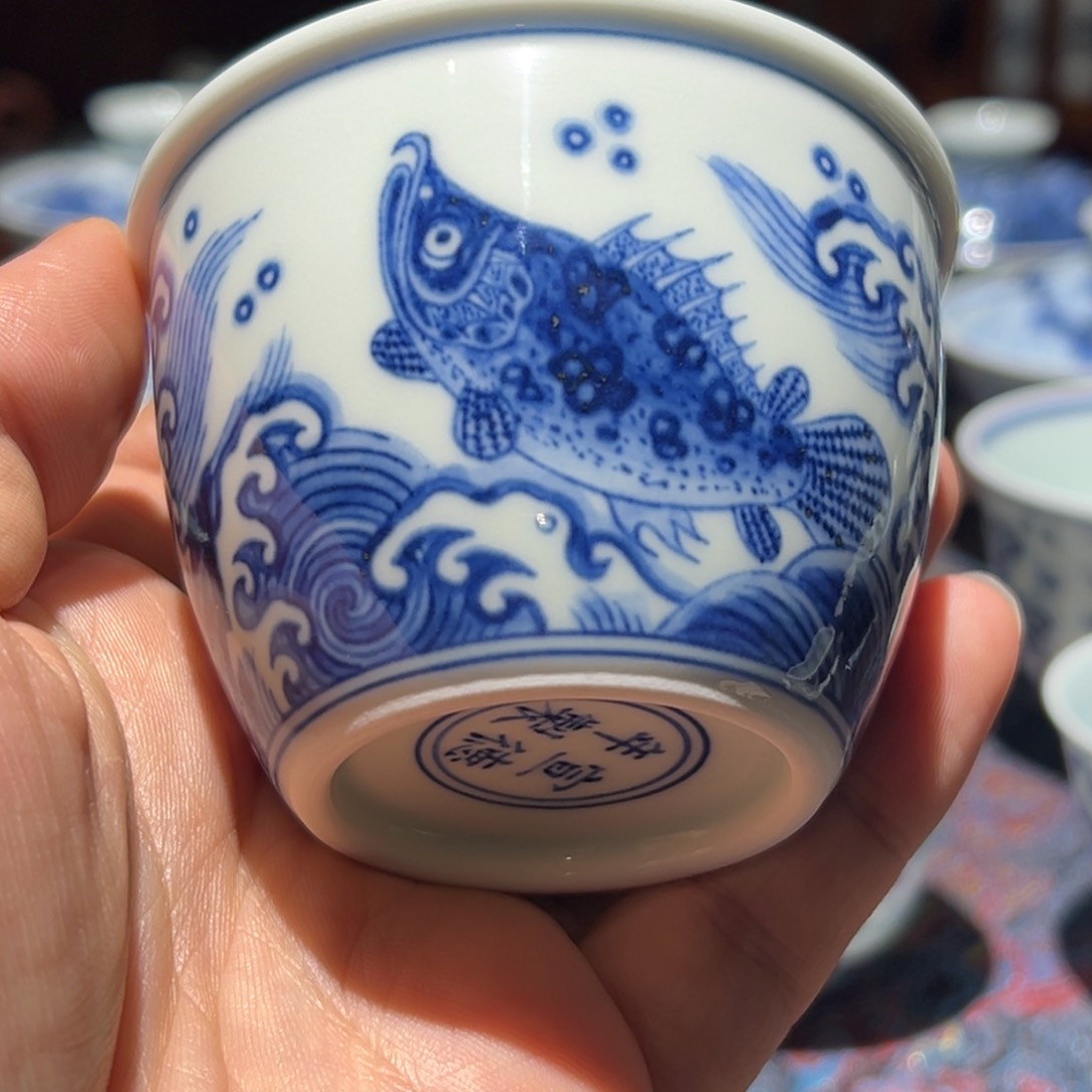 杯青花海水鱼小缸杯口径约7.5厘米