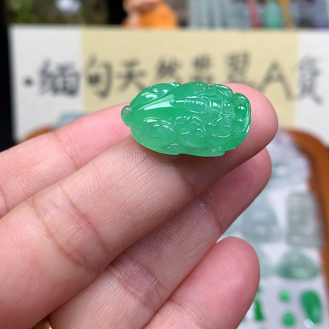 翡翠裸石缅甸天然A货翡翠阳绿貔貅