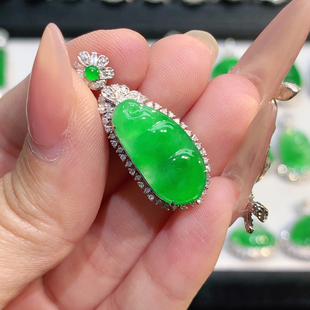 翡翠18K金镶嵌颈饰翡翠