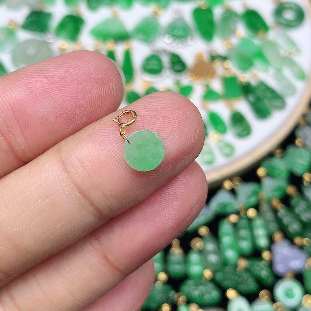 翡翠配石18K金扣头 小巧精美飘阳绿小圆牌