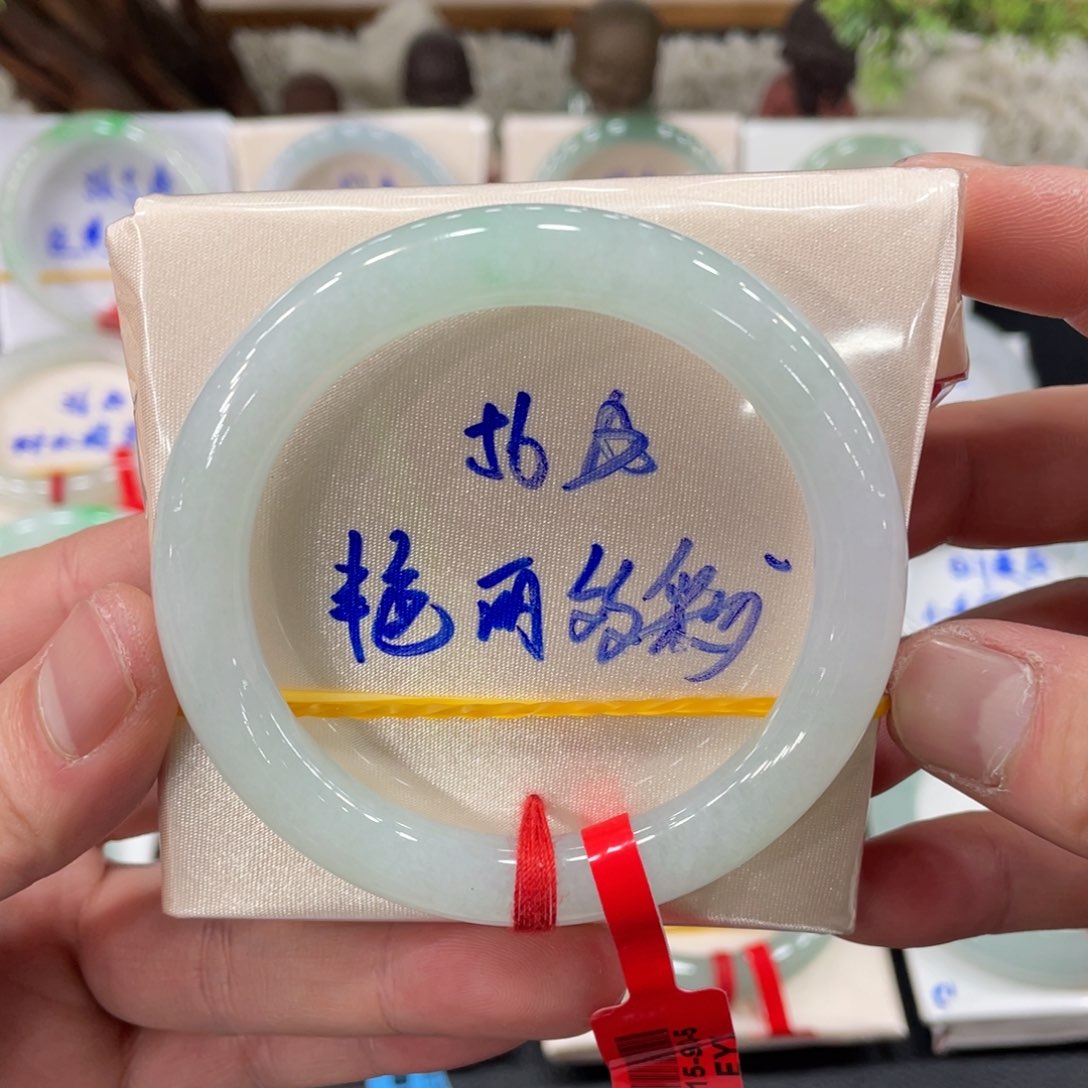 翡翠手镯未镶嵌翡翠
