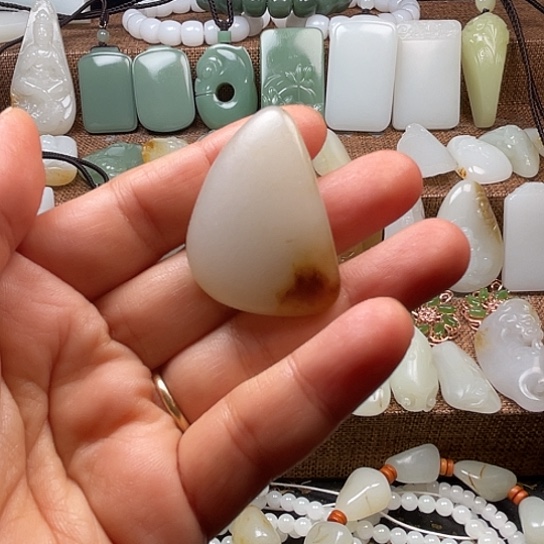 和田玉颈饰未镶嵌张*龙