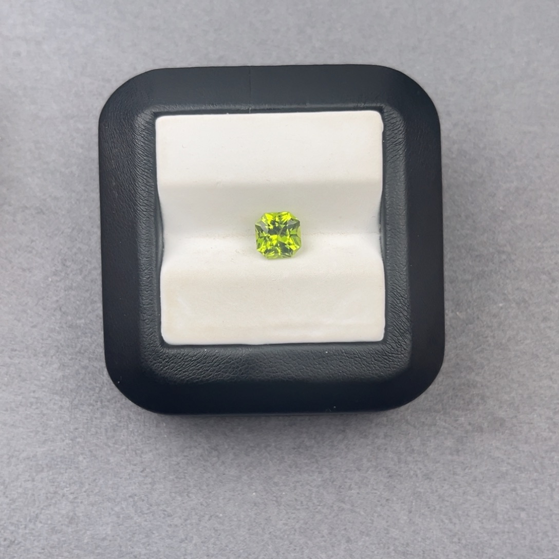 橄榄石笔搁未镶嵌天然全净无瑕1.78CT
