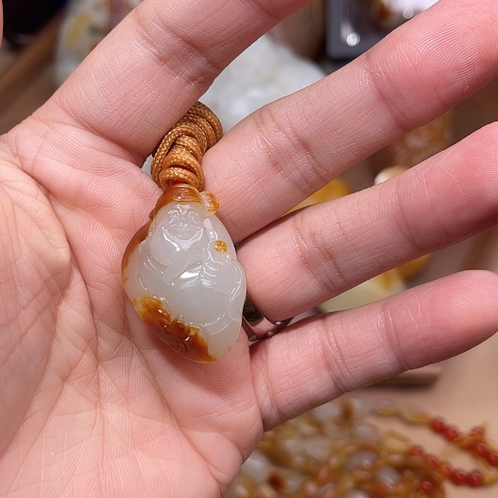 董***姐和田玉未镶嵌颈饰