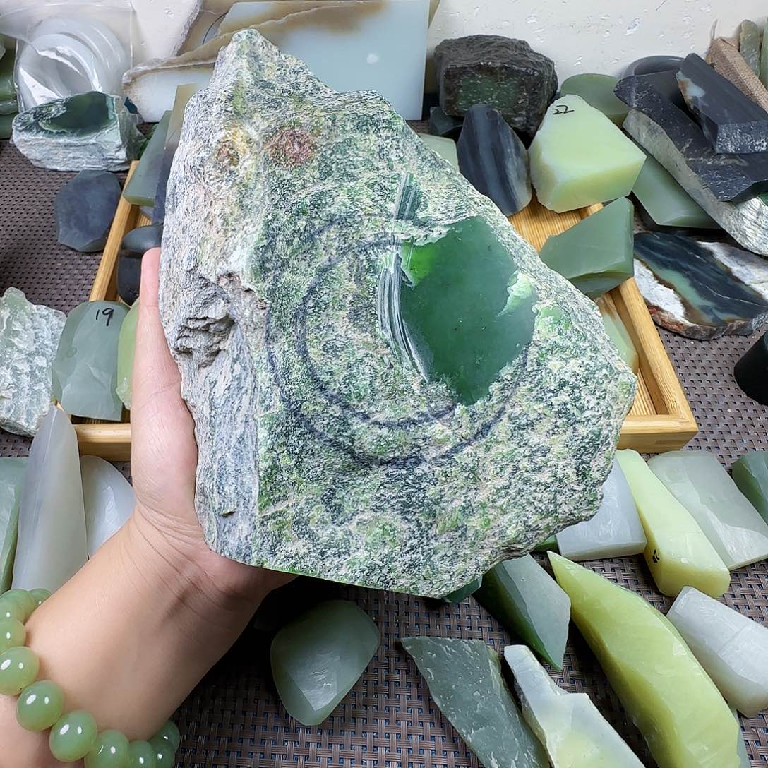 雷***们和田玉未镶嵌颈饰