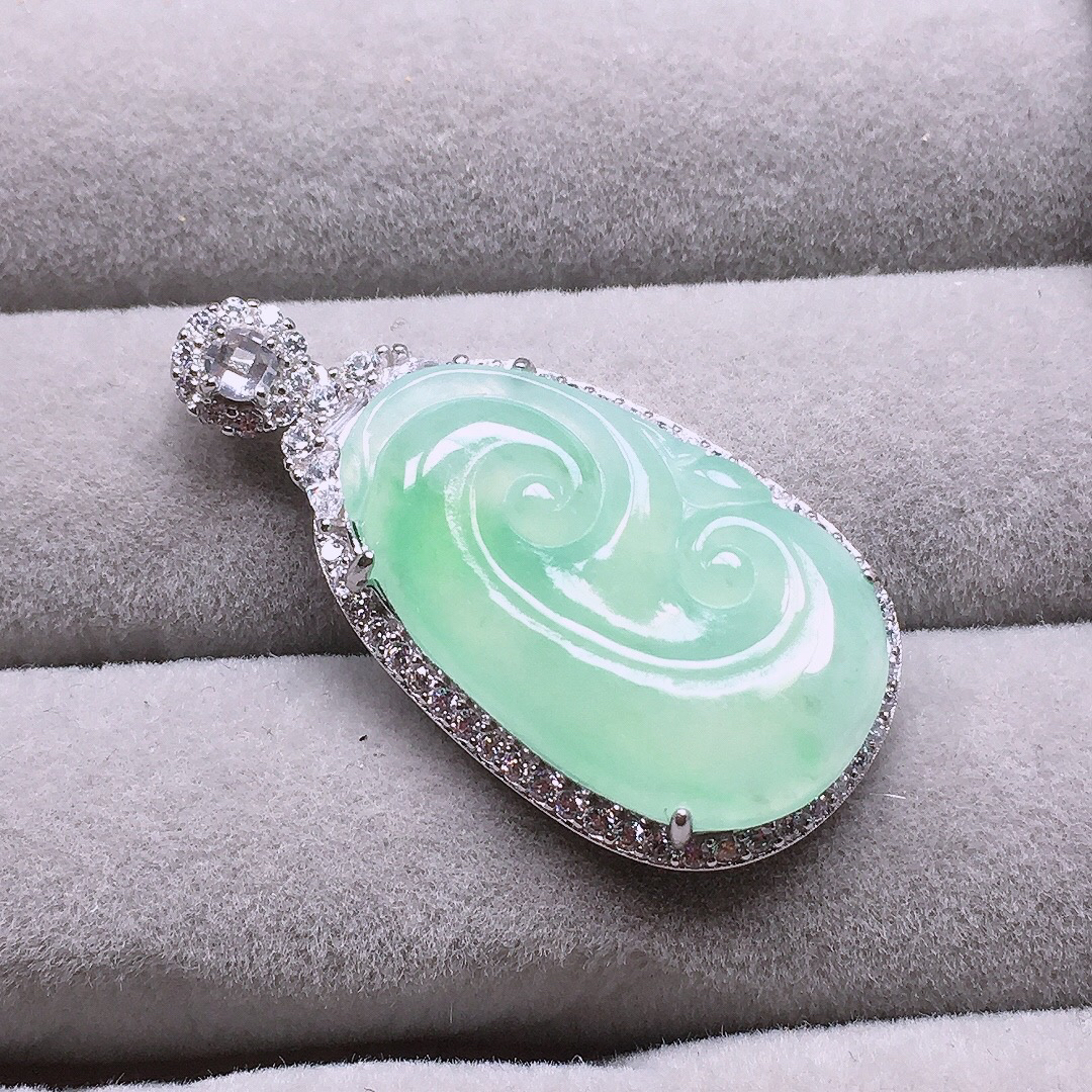 天然缅甸翡翠A货925银镶嵌冰种甜绿如意吊坠