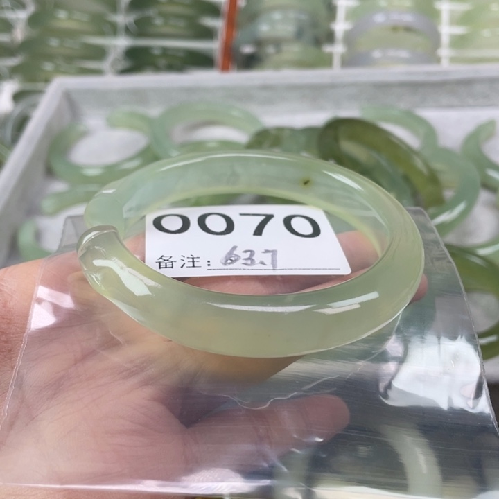 如***ⁿ蛇纹石玉未镶嵌手镯