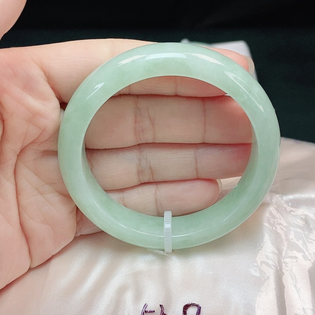 翡翠手镯未镶嵌正圈