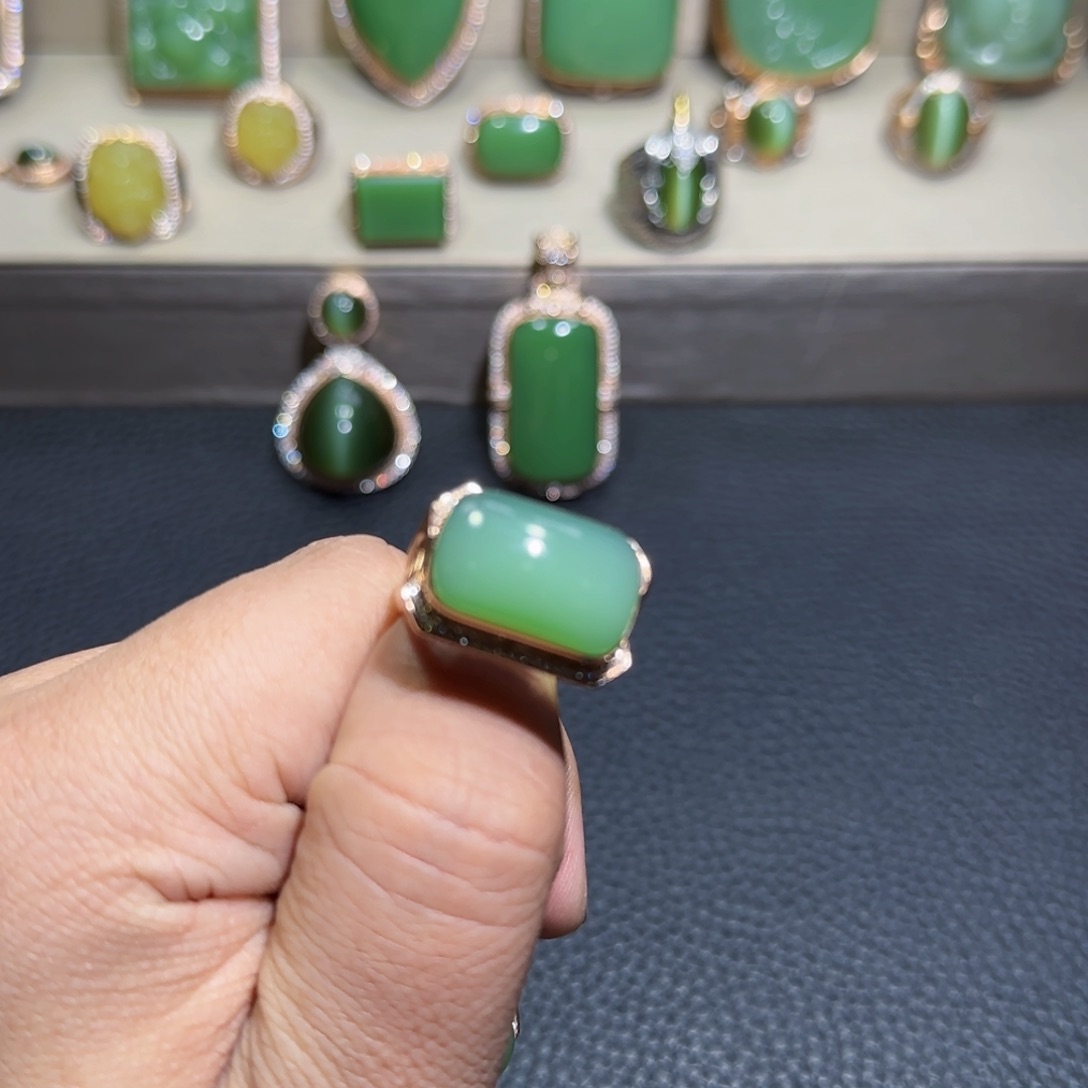 和田玉（糖玉）戒指18K金镶嵌喝**黄