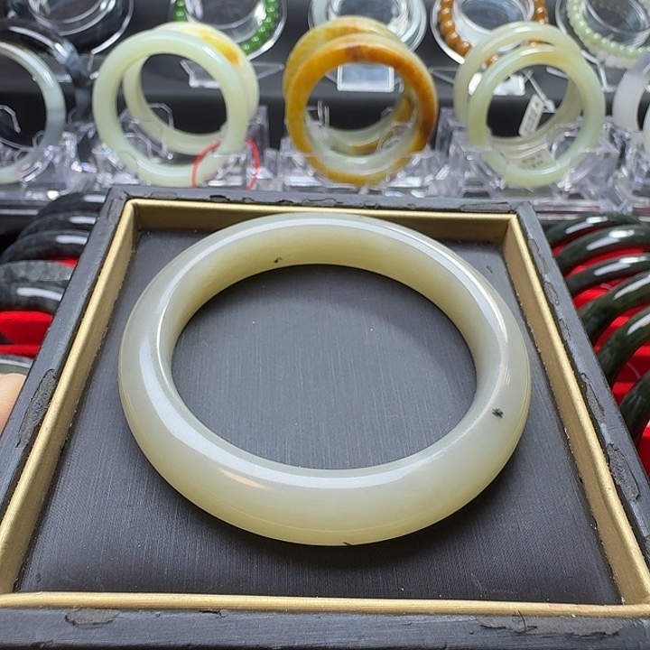 和田玉未镶嵌手镯